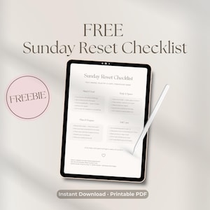 Puede incluir: Una tableta digital muestra una "Lista de verificación de reinicio dominical" con secciones para Mente y Cuerpo, Planificar y Preparar y Cuidado personal. La imagen incluye el texto "FREE" en un círculo rosa y "Instant Download - Printable PDF". Un lápiz óptico blanco descansa sobre la pantalla.