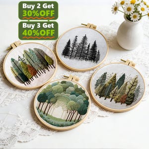 Puede incluir: Cuatro aros de bordado redondos con escenas de bosque. Los aros son de madera y presentan diseños cosidos detallados de árboles en varios tonos de verde, marrón y negro. El texto "Buy 2 Get 30% OFF" y "Buy 3 Get 40% OFF" es visible.