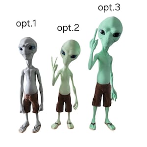 Op de afbeelding: Drie alienbeeldjes in verschillende kleuren en poses. De eerste is grijs, de tweede lichtgroen en de derde groen. Alle drie dragen bruine shorts en slippers. De tekst "opt.1", "opt.2" en "opt.3" staat boven elke alien.