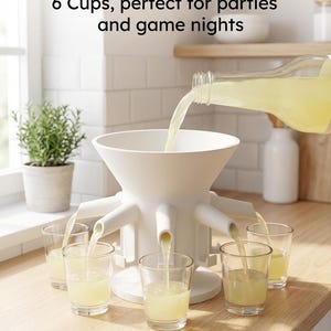 Könnte beinhalten: Weißer Beerpong-Trichter-Spender mit sechs Auslässen, der sechs Gläser mit einer gelben Flüssigkeit füllt. Der Text "Beerpong Funnel - Dispenser 6 Cups, perfect for parties and game nights" ist sichtbar. Eine Flasche gießt Flüssigkeit in den Trichter.