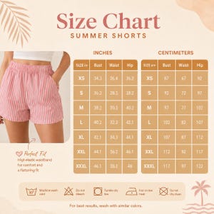 Peut inclure: Un tableau des tailles pour shorts d'été présentant des mesures en pouces et en centimètres pour les tailles XS à XXXL. Le tableau inclut des colonnes pour le buste, la taille et les hanches, ainsi que des instructions d'entretien et un short rayé.