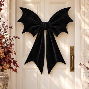 Patrón de costura de lazo para puerta con alas de murciélago, colgador de puerta gótico de Halloween en PDF, decoración otoñal espeluznante de terciopelo, lazo gótico gigante DIY para el hogar durante todo el año.