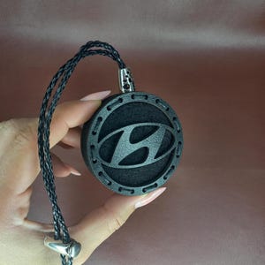 Difusor de aromas de madera para coche, ambientador con el logo de Hyundai, detalle de cordón de cuero.