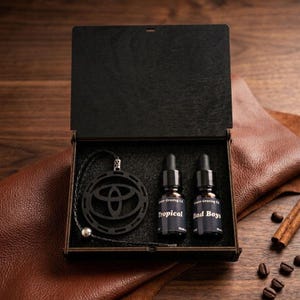 Deodorante per auto fatto a mano, fragranza premium per TOYOTA, diffusore di lusso personalizzato/diffusore per auto in legno/decorazione per interni auto di lusso/nuovo conducente