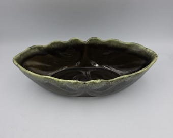 Macetero ovalado con forma de concha, estilo consola, de cerámica vintage Hull USA F77, con esmalte verde de goteo.