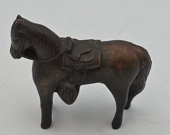 Figura vintage de caballo de silla de montar de metal fundido de la década de 1950 con acabado color cobre.