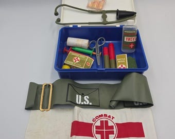 Vtg Johnson & Johnson Kids Combat Medic Plastic First Aid Kit w contents RARE
