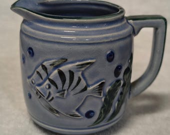 Jarra de cerámica vintage para crema con motivo de peces tropicales.