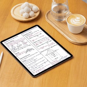 Könnte beinhalten: Ein digitales Tablet mit handschriftlichen Notizen und Diagrammen, zusammen mit einem weißen Stift. Eine Tasse Kaffee mit Latte Art, ein Glas Wasser und ein Teller mit weißen Leckereien stehen auf einem Holztisch. Die Szene deutet auf eine Lern- oder Arbeitsumgebung hin.