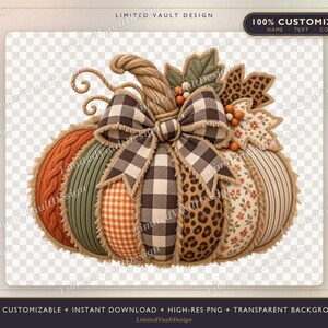 Peut inclure: Une illustration de citrouille décorative présentant diverses textures de tissu, notamment du tricot torsadé, du vichy, de l'imprimé léopard et des motifs floraux. Elle est ornée d'un grand nœud à carreaux noir et blanc, d'une tige en corde.