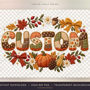 Peut inclure: Un graphique numérique présentant le mot CUSTOM dans un style patchwork avec des motifs sur le thème de l'automne. Le texte est entouré d'un arrangement décoratif de feuilles d'érable rouges, de citrouilles orange, d'une pomme de pin, de marguerites blanches et de nœuds jaunes.