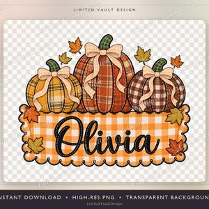 Peut inclure: Un graphique numérique représentant trois citrouilles aux motifs écossais orange, jaune et marron, chacune ornée d'un nœud beige clair. Sous les citrouilles se trouve une enseigne festonnée à carreaux vichy orange et blanc avec le nom Olivia en écriture noire.