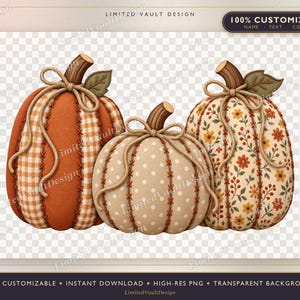 Peut inclure: Trois citrouilles décoratives en tissu avec des coutures apparentes et des nœuds en ficelle. La citrouille de gauche est orange à carreaux, celle du centre est beige à pois blancs, et celle de droite est crème à motifs floraux, avec tige et feuille.