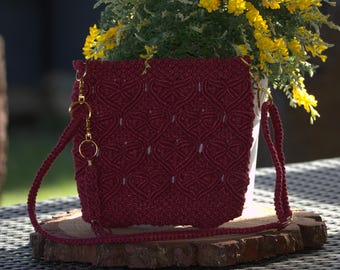 Pretty little burgundy sequined bag: Width 24cm, height 22cm