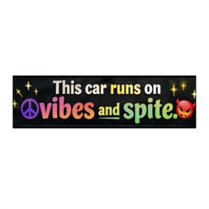Puede incluir: Adhesivo rectangular negro para parachoques con el texto "This car runs on vibes and spite." La palabra "vibes" está en un degradado arcoíris, y un símbolo de la paz está a la izquierda. Un emoji de diablo está a la derecha.