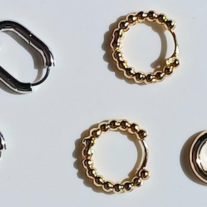Verwisselbare, gestructureerde messing oorringen met een vergulde of platina afwerking – rond met reliëf (18 mm) en vierkant (16 x 20 mm) – chique modulaire sieraden