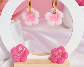 Boucles d’oreilles pampilles mini hibiscus, deux coloris rose et blanc, créoles rondes dorées 16 mm 316L en option