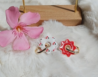 Pampilles cerises en argile polymère – effet jus rouge au dos – boucles d’oreilles faites main