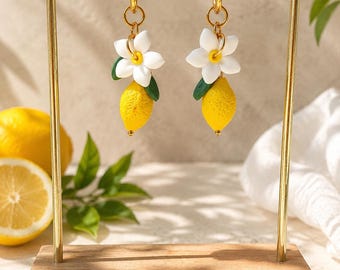 Boucles d'oreilles breloques citron, fleur blanche et feuilles vertes, créoles acier inoxydable 304L, argile polymère et résine UV, Sicile