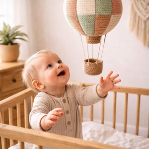 Op de afbeelding: Een set van drie keramische mokken met een gespikkelde, matte afwerking. De mokken zijn in tinten crème, lichtgrijs en donkergrijs. Elke mok heeft een eenvoudig, minimalistisch ontwerp, ideaal voor koffie of thee.