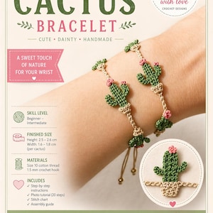 Könnte beinhalten: Ein Häkelmuster für ein Mini-Kaktus-Armband. Das Design zeigt grüne Kaktusformen mit rosa Blüten. Die fertige Größe beträgt 1,6-1,8 cm breit und 2,5-2,6 cm hoch. Die Anleitung enthält Schritt-für-Schritt-Anleitungen.