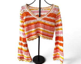 Sweter szydełkowy Altar’d State z rękawami dzwonkowymi, krótki top w stylu boho, festiwalowy, dzianinowy, mały