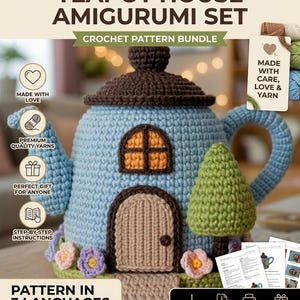 Op de afbeelding: Een haakpatroonbundel voor een theepot huis amigurumi set. De afbeelding toont een blauwe gehaakte theepot met een bruin dak, deur en raam. De tekst luidt "TEAPOT HOUSE AMIGURUMI SET" en "CROCHET PATTERN BUNDLE".