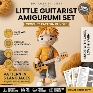 Può includere: Un set amigurumi all'uncinetto con una bambola di piccolo chitarrista con una camicia arancione, pantaloni grigi e una chitarra gialla. Il set include un pacchetto di modelli all'uncinetto con istruzioni passo passo in tre lingue. Il testo dice "Made with Love" e "100% Handmade".