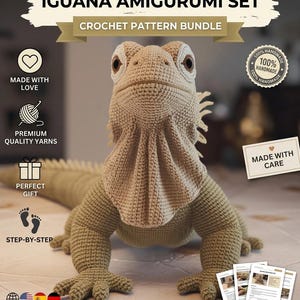 Puede incluir: Un juguete amigurumi de iguana tejido a ganchillo en color beige con superficie texturizada, ojos grandes y una papada prominente. La imagen incluye el texto: DIGITALSTITCHGIFTS, IGUANA AMIGURUMI SET, CROCHET PATTERN BUNDLE, MADE WITH LOVE, PREMIUM QUALITY YARNS, PERFECT GIFT, STEP-BY-STEP, MADE WITH CARE, CREATE YOURS NOW!, INSTANT DOWNLOAD | PDF FILE | PRINT FRIENDLY.
