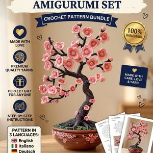 Op de afbeelding: Een haakpatroonbundel voor een kersenbloesem bonsai amigurumi set. De afbeelding toont een donkerbruine gehaakte boom met roze bloemen in een bruine keramische pot, naast geprinte instructiepagina's en tekstlabels in het Engels.
