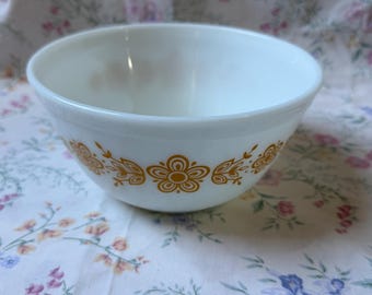 Vintage Pyrex Butterfly Gold 1-1/2 Quart 402 Nesting Mixing Bowl White