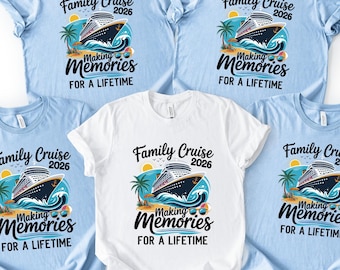 Könnte beinhalten: Vier hellblaue T-Shirts und ein weißes T-Shirt mit einer Grafik eines Kreuzfahrtschiffs auf Meereswellen, Palmen, einer Sonne und dem Text Family Cruise 2026 Making Memories FOR A LIFETIME mit einer Sonnenbrille am unteren Rand.