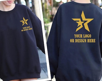 Könnte beinhalten: Marineblaues Sweatshirt mit goldenem Sternlogo auf Vorder- und Rückseite. Der Text "YOUR LOGO OR DESIGN HERE" ist unter dem Stern aufgedruckt. Das Sweatshirt hat einen Rundhalsausschnitt.