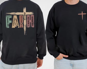 Könnte beinhalten: Schwarzes Sweatshirt mit einem Kreuz-Design. Auf der Rückseite des Sweatshirts steht das Wort "FAITH" mit Bibelversen. Auf der Vorderseite des Sweatshirts befindet sich ein kleines Kreuz auf der oberen rechten Brust.