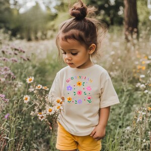 Camiseta "Dios dice que soy flores": Camiseta cristiana para niñas pequeñas y niñas. imagen 2