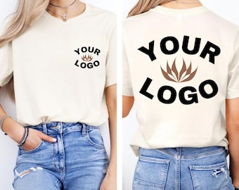 Könnte beinhalten: Cremefarbenes T-Shirt mit kurzen Ärmeln und Rundhalsausschnitt. Auf der Vorderseite des Shirts befindet sich ein kleines Logo mit dem Text "YOUR LOGO". Auf der Rückseite des Shirts befindet sich eine größere Version des Logos und Textes.