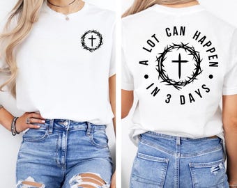 Könnte beinhalten: Weißes T-Shirt mit einem schwarzen Kreuz in einer Dornenkrone auf der Vorderseite. Auf der Rückseite des Shirts steht der Text "A LOT CAN HAPPEN IN 3 DAYS" in einem kreisförmigen Design um ein Kreuz.