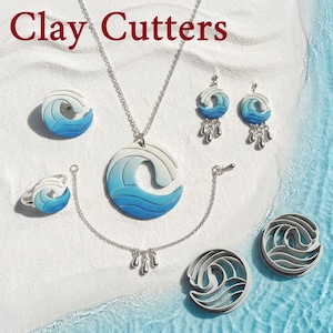 Könnte beinhalten: Eine Sammlung von Schmuck und Tonformen mit Wellenmotiven. Der Schmuck umfasst einen Ring, Ohrringe und eine Halskette mit Anhänger. Die Tonformen haben die Form einer Welle. Der Schmuck und die Formen sind weiß und blau.