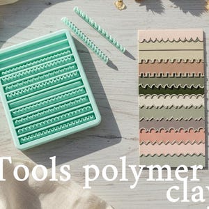 Peut inclure: Un ensemble d'outils pour pâte polymère vert menthe avec divers bords texturés et un plateau rectangulaire. Deux bâtonnets texturés verts sont également présents. Une carte rectangulaire affiche des échantillons de bords texturés de différentes couleurs. Le texte "Tools polymer clay" est visible.