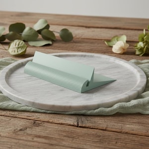 Può includere: Un set di tre tazze in ceramica con finitura opaca e macchiettata. Le tazze sono nei toni del crema, grigio chiaro e grigio scuro. Ogni tazza ha un design semplice e minimalista, perfetto per caffè o tè.