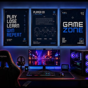 Könnte beinhalten: Ein Gaming-Setup mit drei gerahmten Postern mit den Texten PLAY LOSE LEARN WIN REPEAT, PLAYER 01 und GAME ZONE. Der Schreibtisch umfasst einen Monitor, Tastatur, Maus und Tower mit blauer Beleuchtung, flankiert von Regalen mit Neonreklamen.