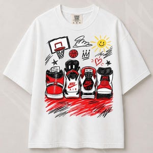 以下が含まれることがあります： 赤、白、黒のハイカットスニーカー4足のグラフィックプリントが施された白い半袖Tシャツ。デザインには、バスケットボールのゴール、太陽、ハート、星の手描き風スケッチが含まれており、Nike Airの文字が確認できます。