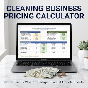 Puede incluir: Un ordenador portátil muestra una hoja de cálculo de precios de servicios de limpieza. La pantalla muestra tablas de datos con información financiera. El texto "CLEANING BUSINESS PRICING CALCULATOR" está en la parte superior. Hay un montón de dinero en efectivo y monedas delante del portátil.