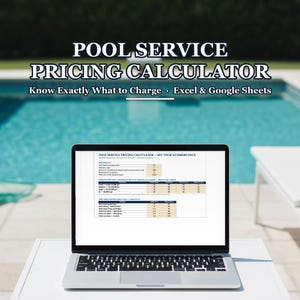 Może przedstawiać: Laptop wyświetlający arkusz kalkulacyjny Pool Service Pricing Calculator z kolumnami dla rodzajów usług, godzin pracy i kosztów materiałów, zawierający nagłówki tekstowe Pool Service Pricing Calculator oraz Know Exactly What to Charge.