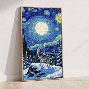 Puede incluir: Una impresión artística enmarcada que representa un lobo aullando a la luna en una escena nocturna estrellada. La obra de arte presenta una vibrante paleta de colores azul y amarillo, con una representación detallada de un paisaje invernal y una gran luna brillante.