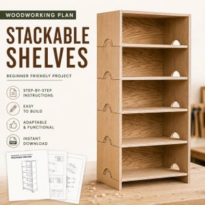 Può includere: Un piano di falegnameria per scaffali impilabili che mostra un'unità a cinque ripiani in legno chiaro con intagli ad arco sui pannelli laterali. Il testo recita WOODWORKING PLAN, STACKABLE SHELVES, BEGINNER FRIENDLY PROJECT, STEP-BY-STEP INSTRUCTIONS, EASY TO BUILD, ADAPTABLE & FUNCTIONAL, INSTANT DOWNLOAD.