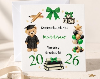 Tarjeta de graduación personalizada de guardería / Osito de peluche graduado, egresado, 2026 (cualquier nombre, guardería)