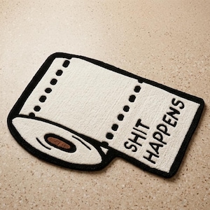 Könnte beinhalten: Eine weiße Keramik-Tasse mit schwarzem Henkel und dem Text "But First, Coffee" in schwarzer, handschriftlicher Schrift. Die Tasse steht auf einer weißen Oberfläche.