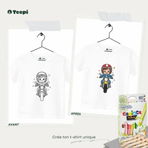 Peut inclure: Deux t-shirts blancs avec un motif de moto, l'un en noir et blanc et l'autre en couleur. L'image comprend les textes "AVANT" et "APRÈS". Une boîte de marqueurs textiles et le texte "Crée ton t-shirt unique" sont également visibles.