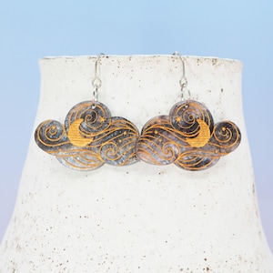 Pendientes colgantes de nube celestial: titanio, galaxia negra, detalles dorados